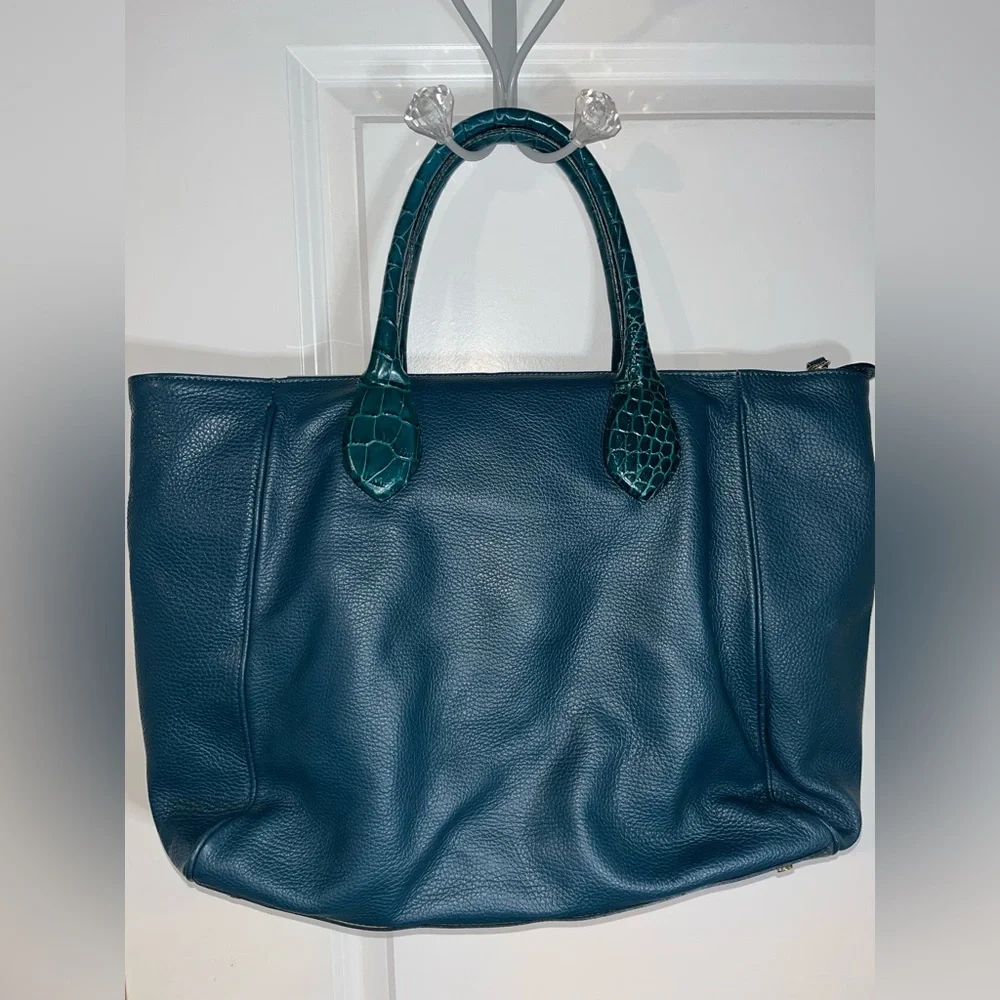 Rowallan of Scotland Genuine Leather in Crocodile Pattern w/ Gold Metal Accents - Picture 4 of 16